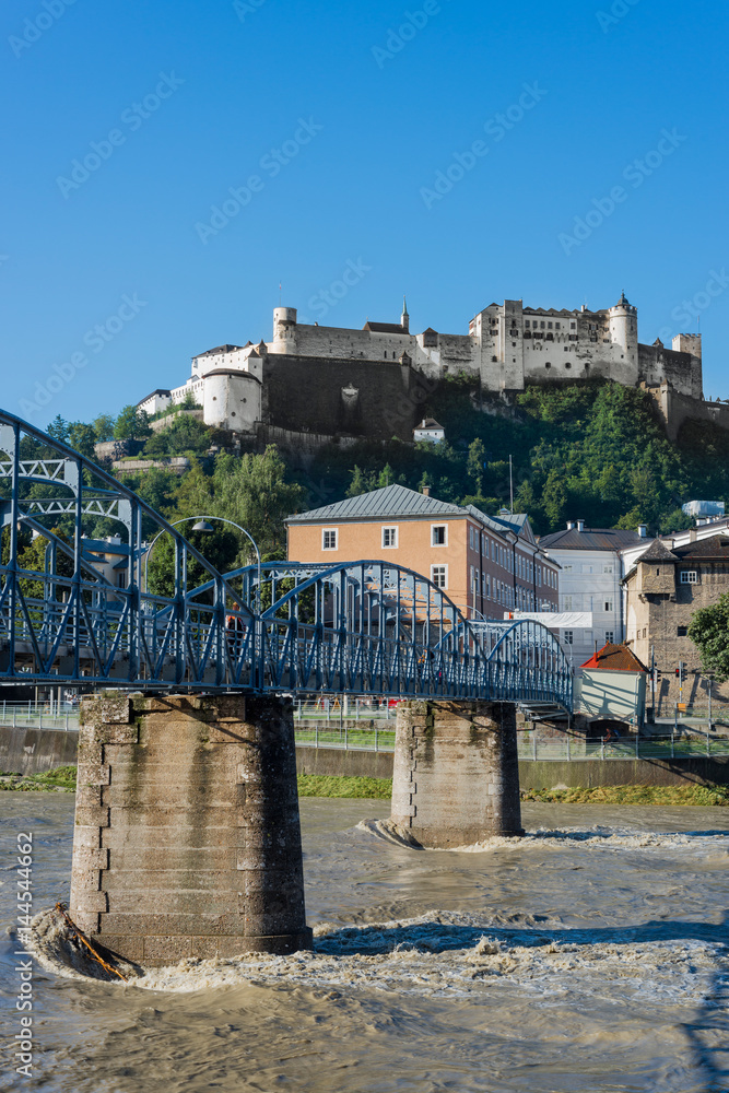 Obraz premium Mozart bridge (Mozartsteg) and Salzach river in Salzburg, Austri