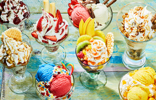 Cuadro en lienzo Assortment of Italian ice cream sundaes