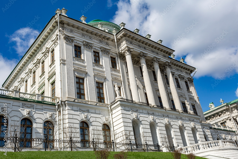 Obraz premium MOSCOW, RUSSIA - APRIL 15, 2017: Pashkov House built in the 18th century. The building belongs to the Russian State Library. Located on Vozdvizhenka Street. Exterior 