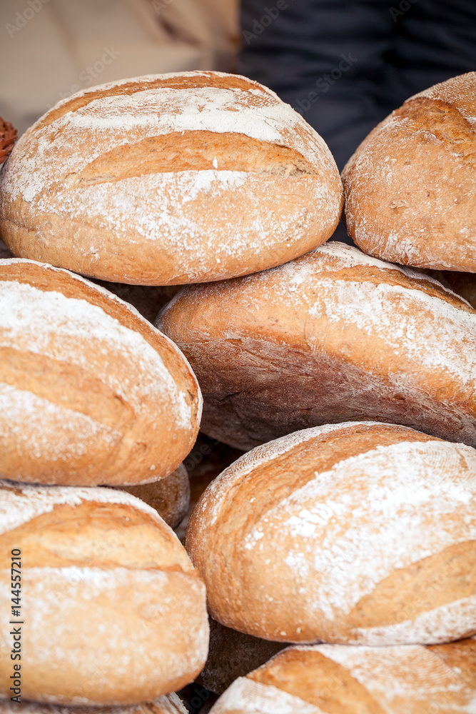 Duże bochenki chleba, świeżo upieczony chleb, fotografia chleba, piekarnia