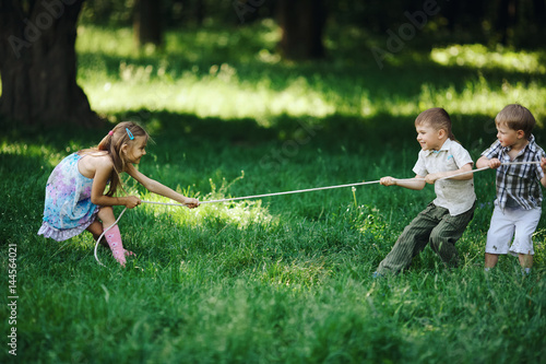 Foto children pulling the rope outdoors