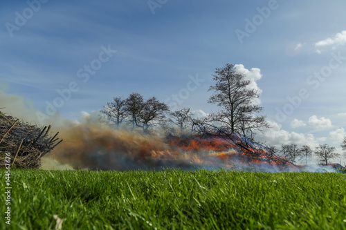 Osterfeuer bei Tageslicht photo