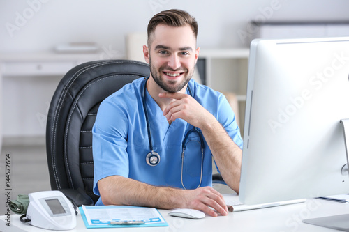 Young medical assistant wor...