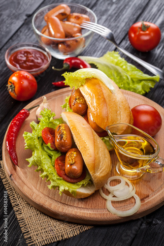 Hot dog with Tomato, lettuce, Sausage, mustard, ketchup