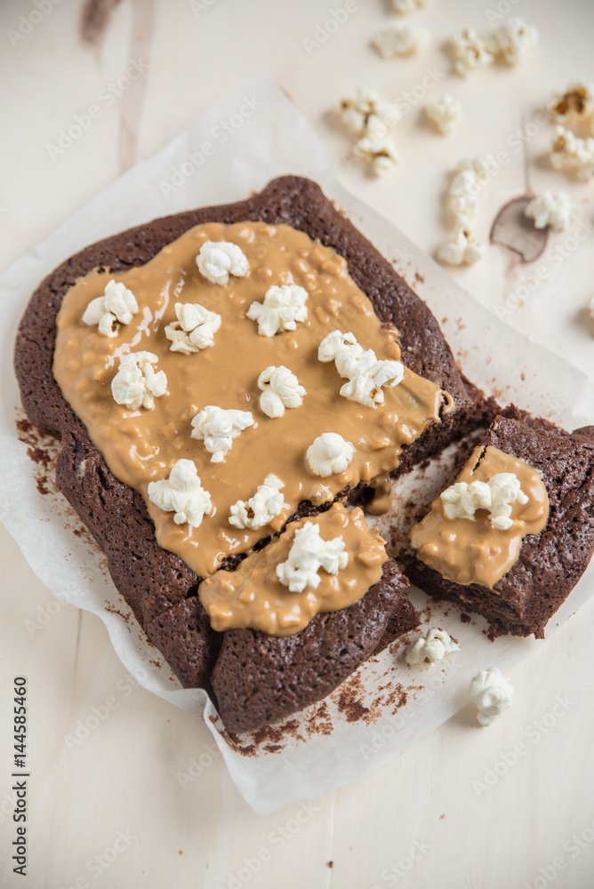Brownies mit Erdnussbutter und Popcorn Brownies mit Erdnussbutter und Popcorn