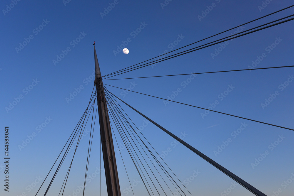 Naklejka premium Pescara, Włochy - Most Ponte del Mare o zmierzchu, na kanale i porcie miasta Pescara, region Abruzja