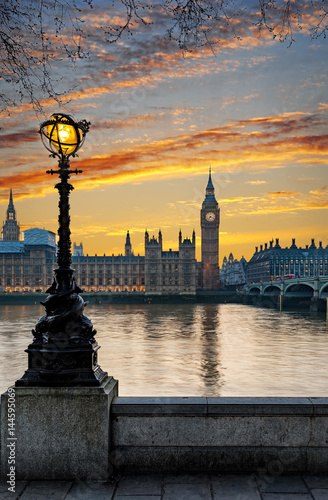 Sicht auf den Big Ben in London bei Sonnenuntergang