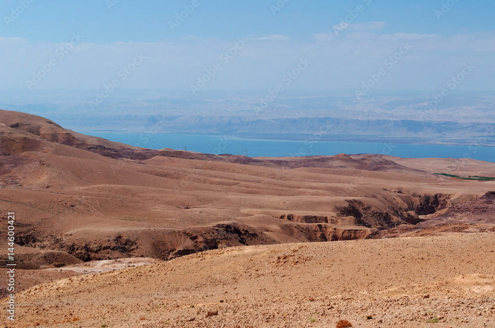 Giordania 05/10/2013: paesaggio roccioso e desertico con vista del Mar Morto, o Mare del Sale, il lago salato nella depressione più profonda della Terra