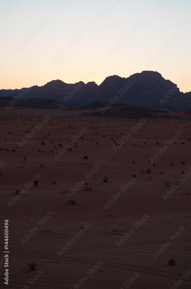 Giordania, 2013/03/10: tramonto sul paesaggio giordano e il deserto del Wadi Rum, la Valle della Luna simile al pianeta Marte, una valle scavata nella pietra arenaria e nelle rocce di granito