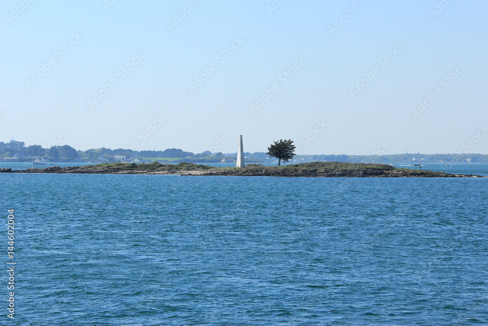 Petit Veïzit : île avec obélisque Petit Veïzit : île avec obélisque