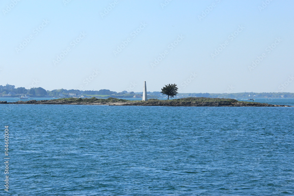 Petit Veïzit : île avec obélisque