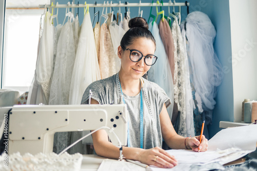 Photos portrait of a dressmaker with a sewing machine