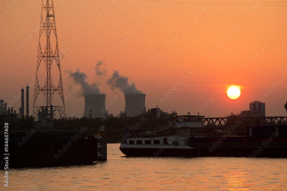 de haven van Antwerpen met in de achtergrond de kerncentrale van Doel