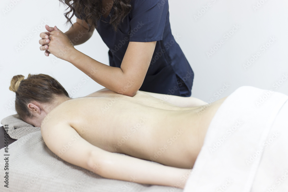 Fototapeta premium Kobieta o masażu w salonie spa