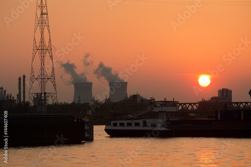 Quadro em tela de haven van Antwerpen met in de achtergrond de kerncentrale van Doel