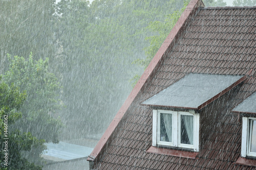 Deszcz padający na dach z oknem. photo