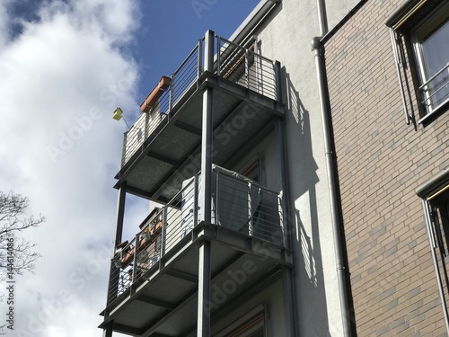 Balkone aus Stahl an einer Fassade