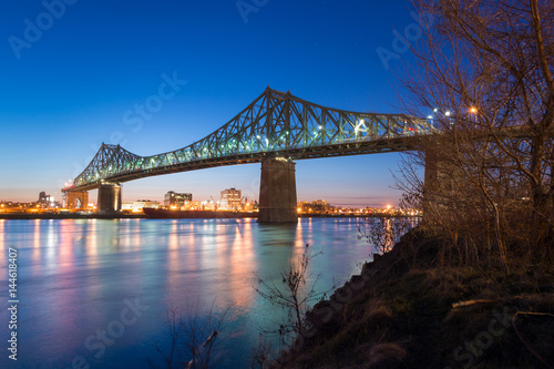 Tableau sur toile Jacques-Cartier Bridge and Saint-Lawrence River in Montreal