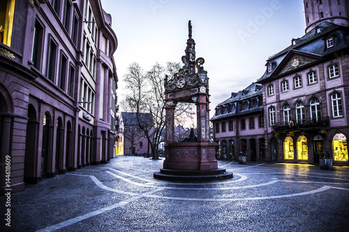 Mainzer Marktbrunnen am frühen Morgen