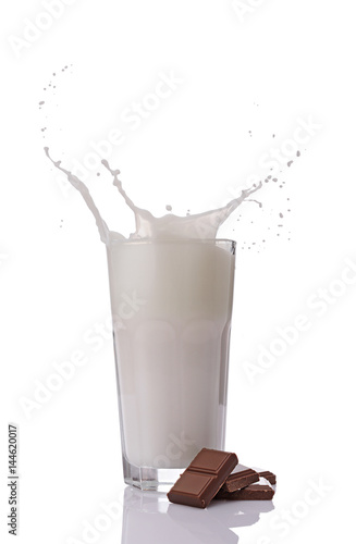 ..Splash in glass of milk with falling chocolate