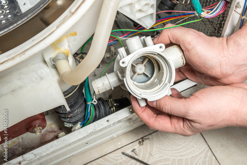 Repair old laundry washer. Extracting the water pump.