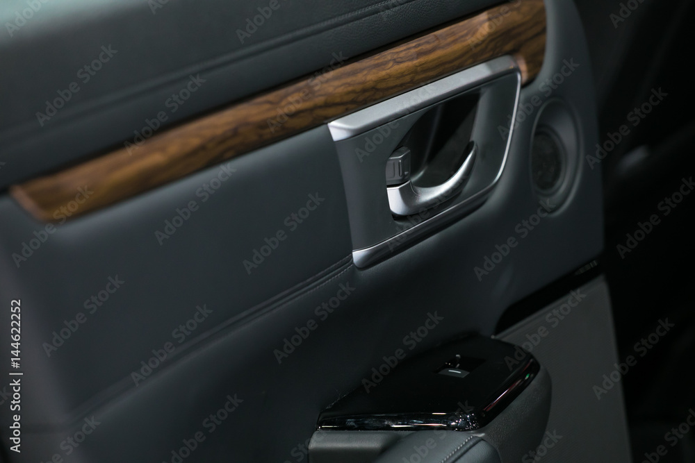 Handle door opening in the vehicle Handle door opening in the vehicle