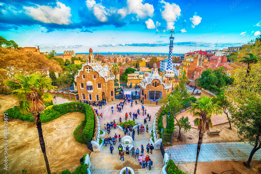 Naklejka premium Barcelona, Katalonia, Hiszpania: Park Guell Antoniego Gaudiego o zachodzie słońca
