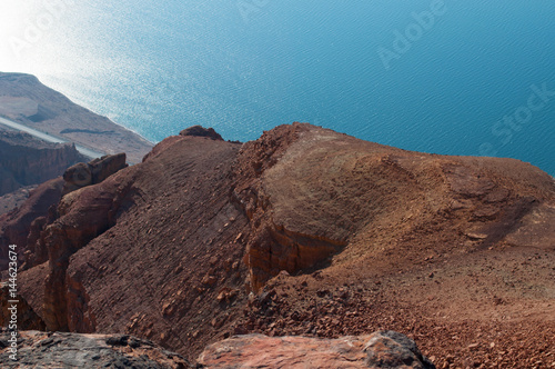 Giordania 05 10 2013  paesaggio roccioso e desertico con vista del Mar Morto  o Mare del Sale  il lago salato nella depressione pi   profonda della Terra