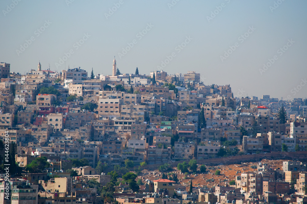 Giordania, 02/10/2013: lo skyline di Amman, la capitale e la città più popolosa del Regno hasemita di Giordania, con gli edifici, i palazzi e le case 
