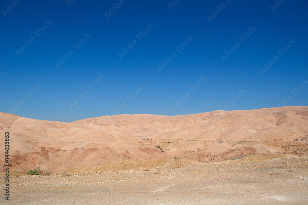 Giordania 05/10/2013: paesaggio roccioso e desertico sulla strada verso il Mar Morto, o Mare del Sale, il lago salato nella depressione più profonda della Terra