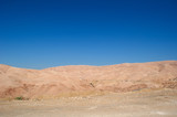 Giordania 05/10/2013: paesaggio roccioso e desertico sulla strada verso il Mar Morto, o Mare del Sale, il lago salato nella depressione più profonda della Terra