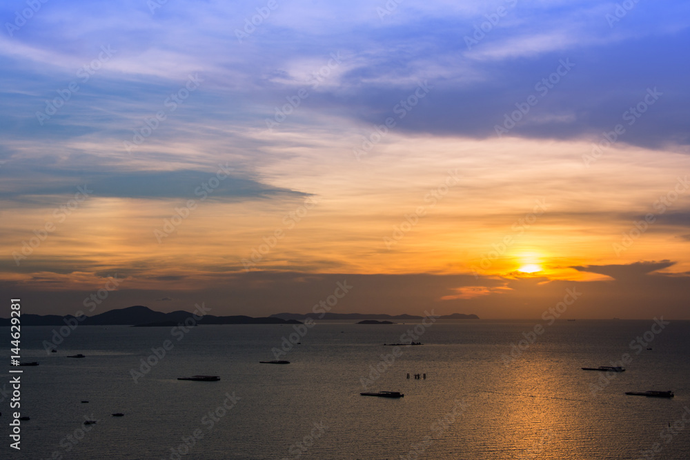 Obraz premium silhouette sescape sunset and fishing boat in pattaya