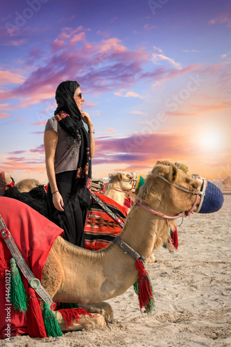 Frau mit Kamel bei einer Safari in der Wüste von Katar © moofushi
