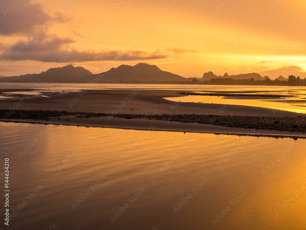 Obraz premium sunset at the beach