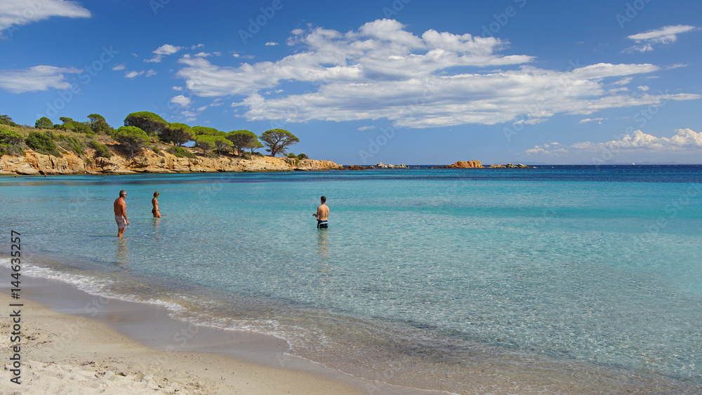 Plage aux eaux  bleu turquoise