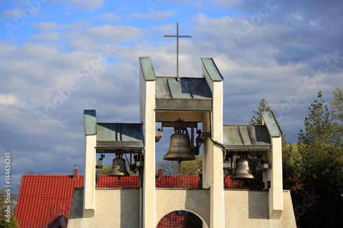 Piękna zabytkowa dzwonnica kościelna w Zawadzie.