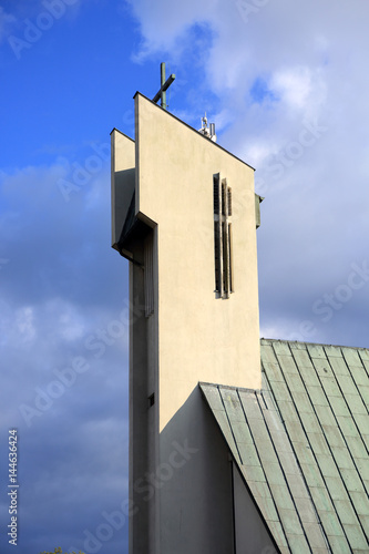 Współczesna wieża kościoła w Zawadzie.