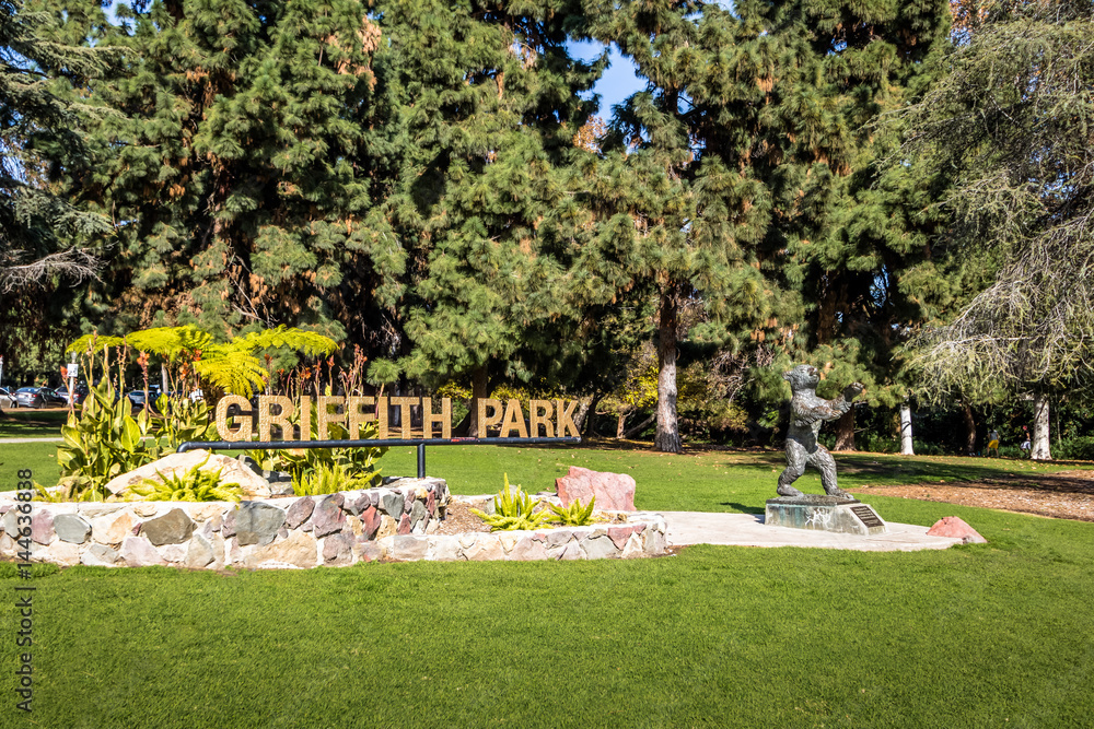 Naklejka premium Znak i posąg Griffith Park - Los Angeles, Kalifornia, USA