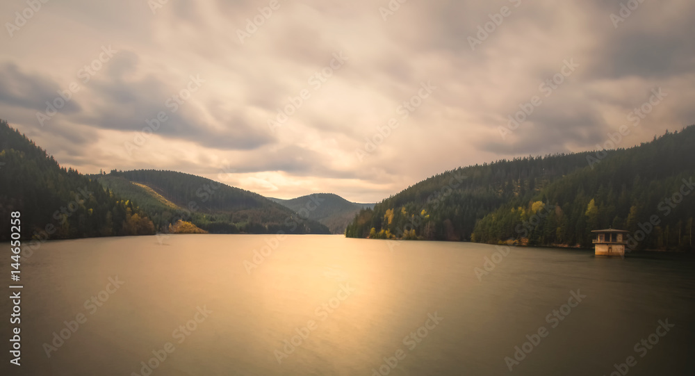 Stausee im Abendlicht