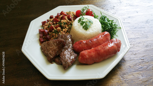 Fotografie dish with barbecue, pepperoni, rice, cabbage and beans drover