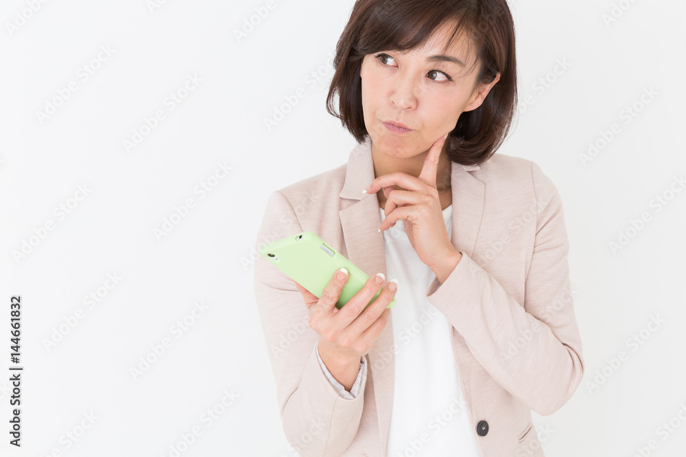 スマホを見るミドル女性　考える