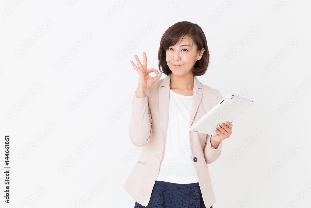 タブレットを見るミドル女性