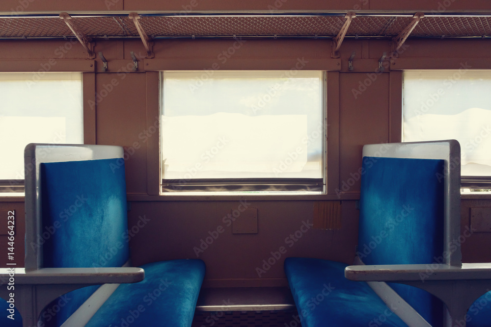 Fototapeta premium Okno pociągu i siedzenia