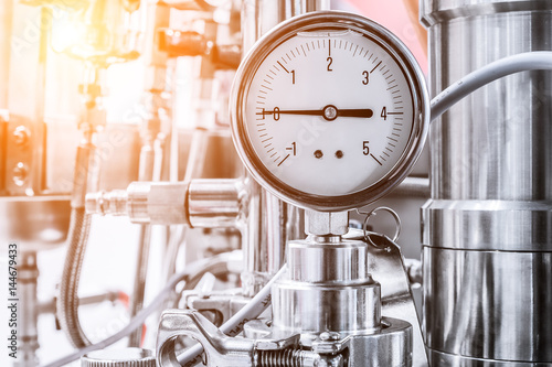 Fotografía Hydraulic fluid pressure indicator, arrow indicates zero.