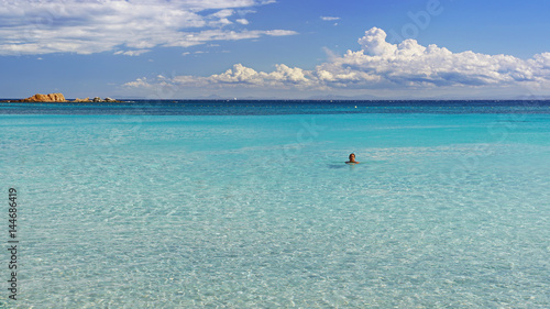 Εκτύπωση καμβά Femme nageant dans une mer bleue turquoise