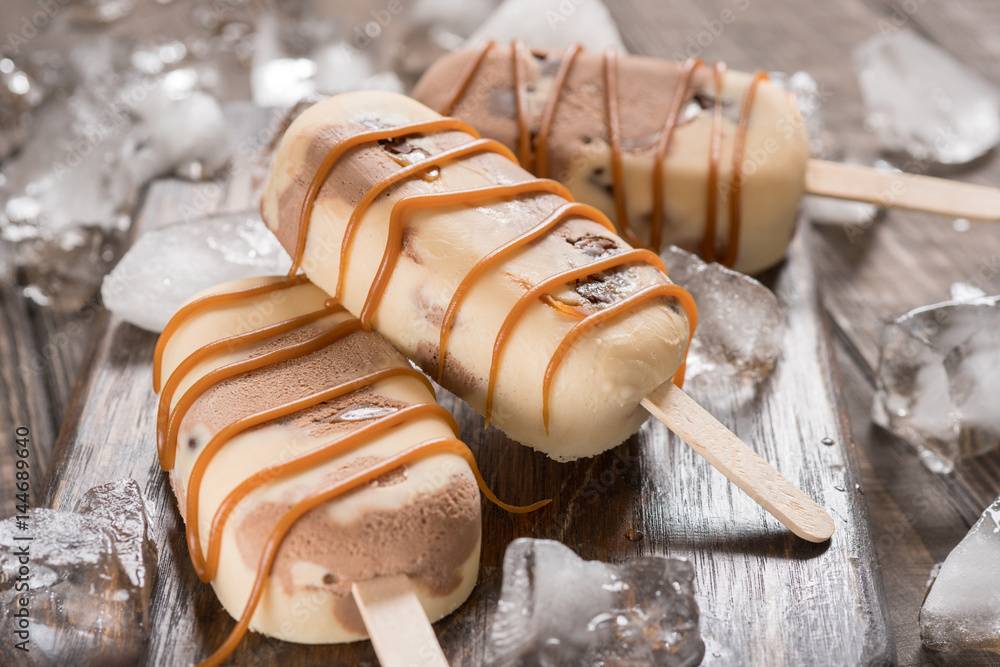 Obraz premium Homemade caramel chocolate popsicles with candy