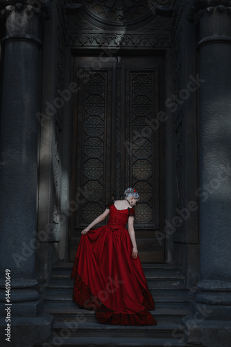 Obraz na płótnie Woman steps on the steps of a fairytale castle.