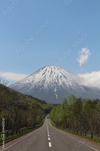 羊蹄山と空と道路