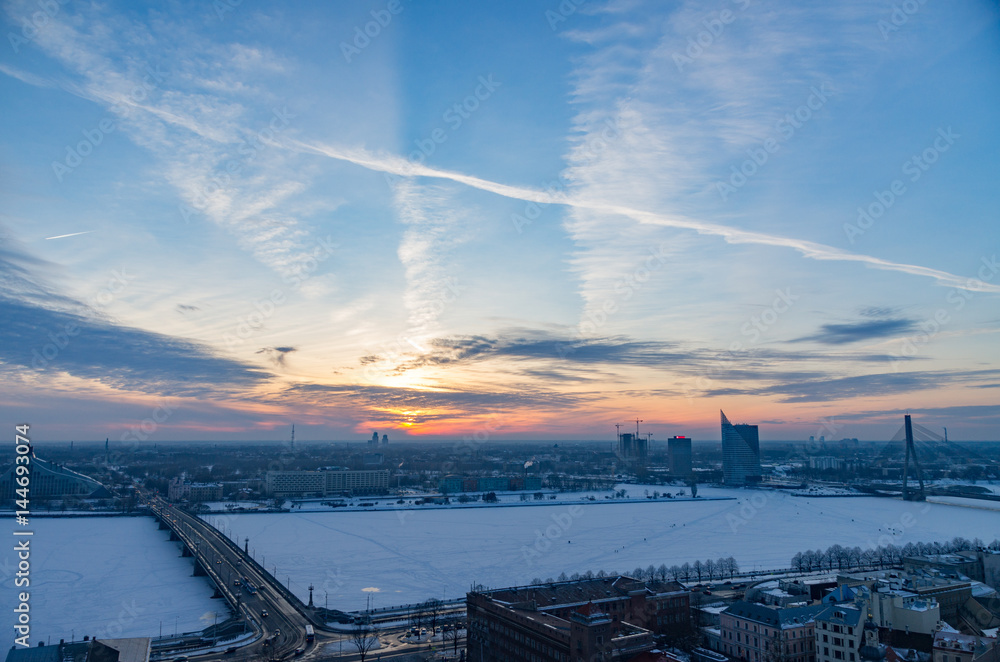 Obraz premium Wonderful sunset over Riga city by winter