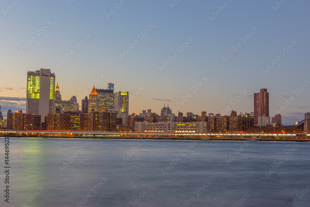 Naklejka premium Manhattan budynku widok od strony Brooklyn, Nowy Jork, usa